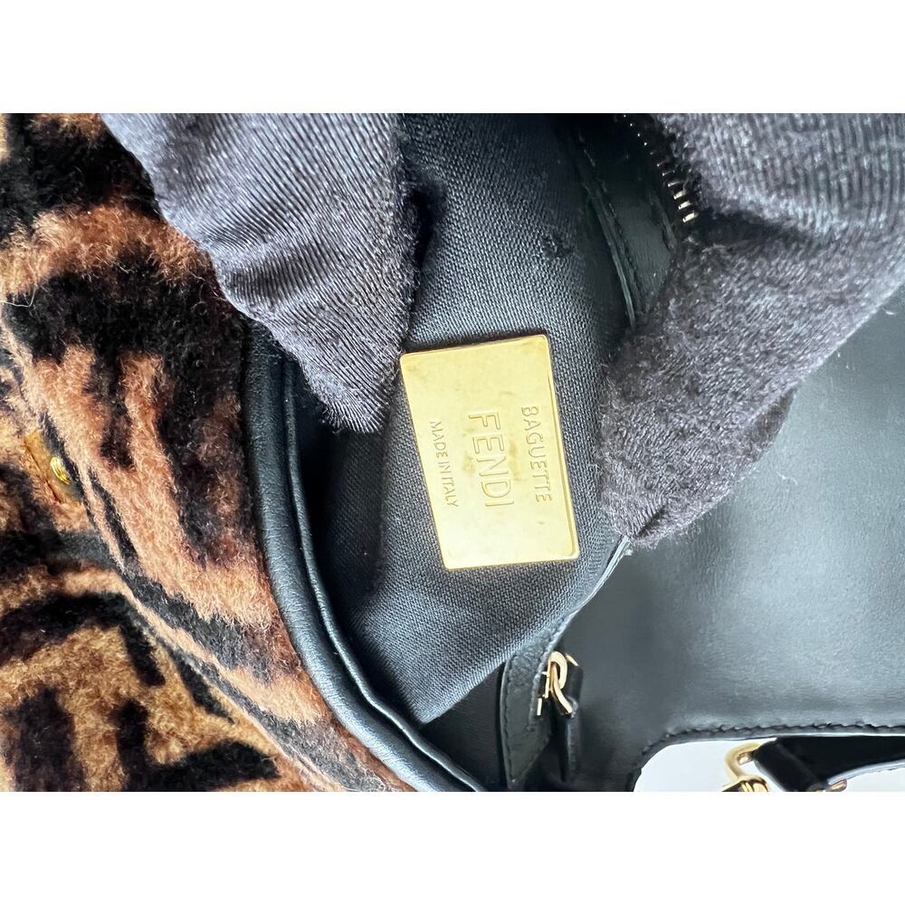 Fendi FF shearling baguette - Picture 5 of 6